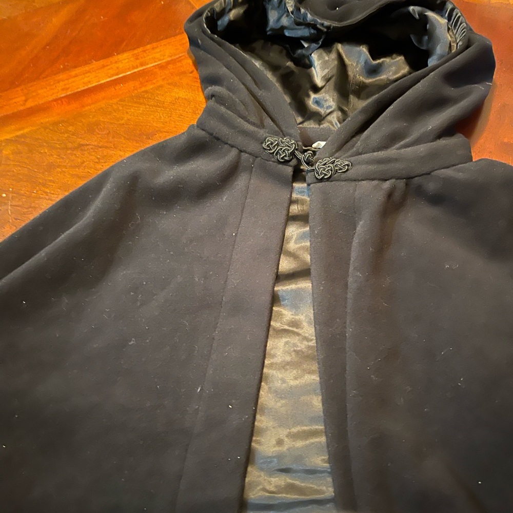 Beautiful Williamsburg hooded wool cape. Excellent condition. - Picture 3 of 3
